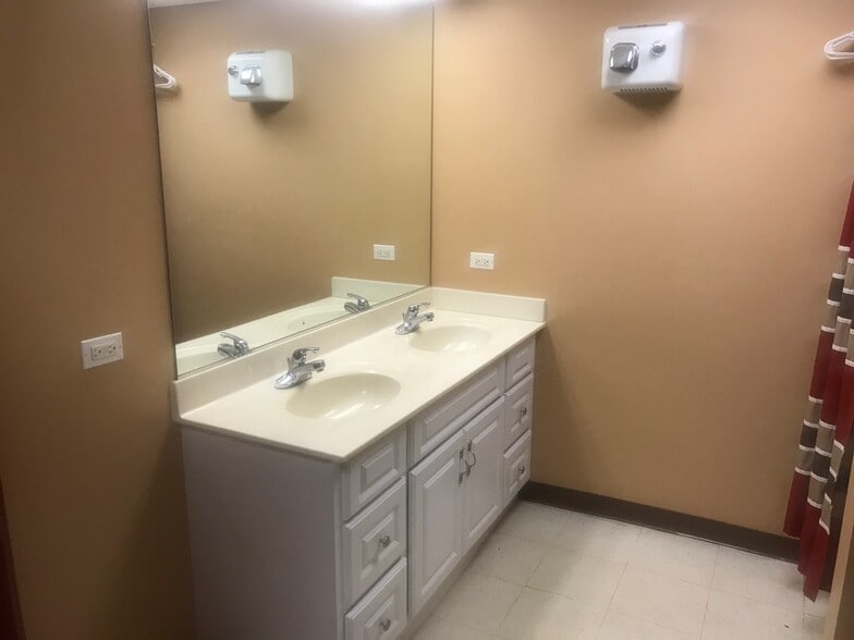 More Photos Of 5834 W Howard St, Skokie Warehouse For Sale