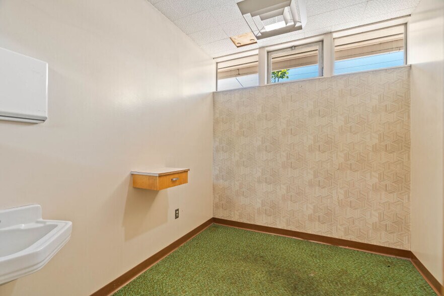 More Photos Of 6601 SE Foster Rd, Portland Storefront Retail Office For Sale