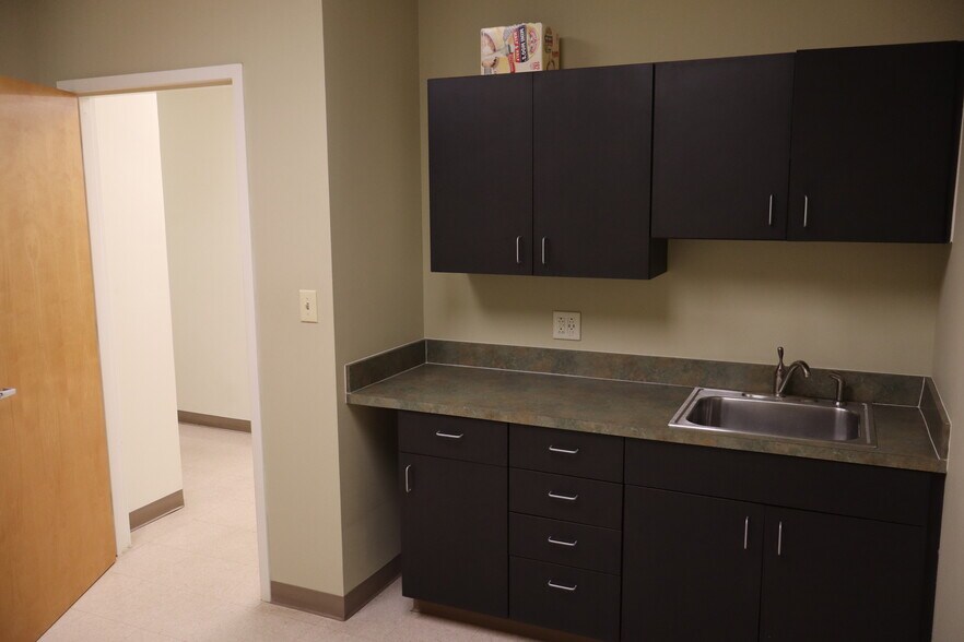 More Photos Of 7302 Cessna Dr, Greensboro Warehouse For Lease