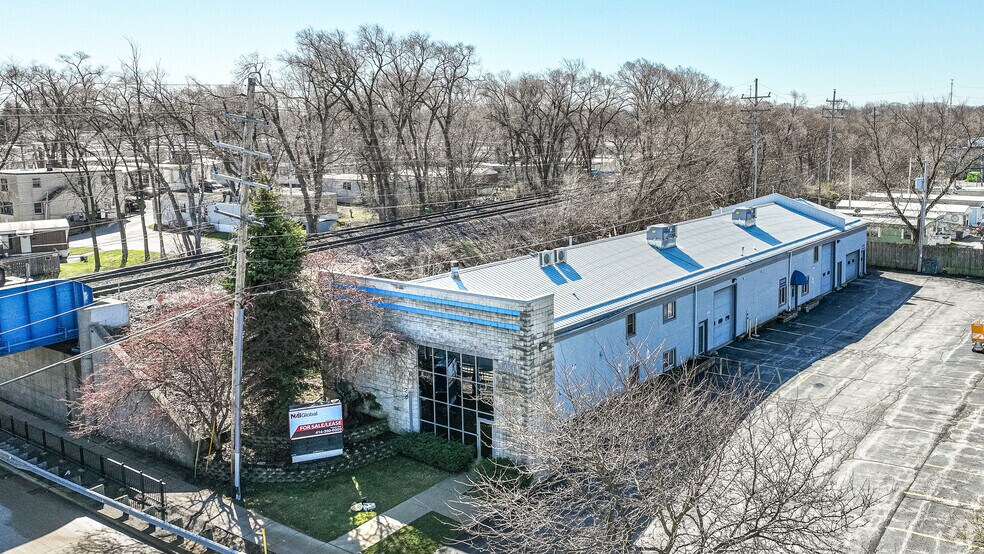 More Photos Of 10501-10503 W Greenfield Ave, Milwaukee Showroom For Sale