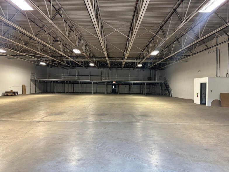 More Photos Of 109 Pike Cir, Huntingdon Valley Light Manufacturing For Sale