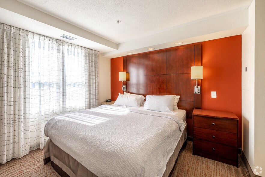 More Photos Of 4600 53rd St, Moline Hotel For Sale