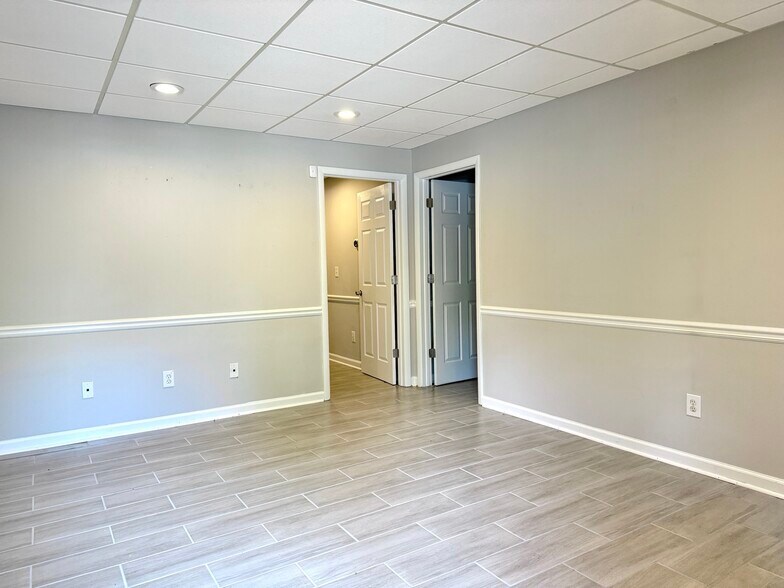 More Photos Of 11285 Elkins Rd, Roswell Office Residential For Lease