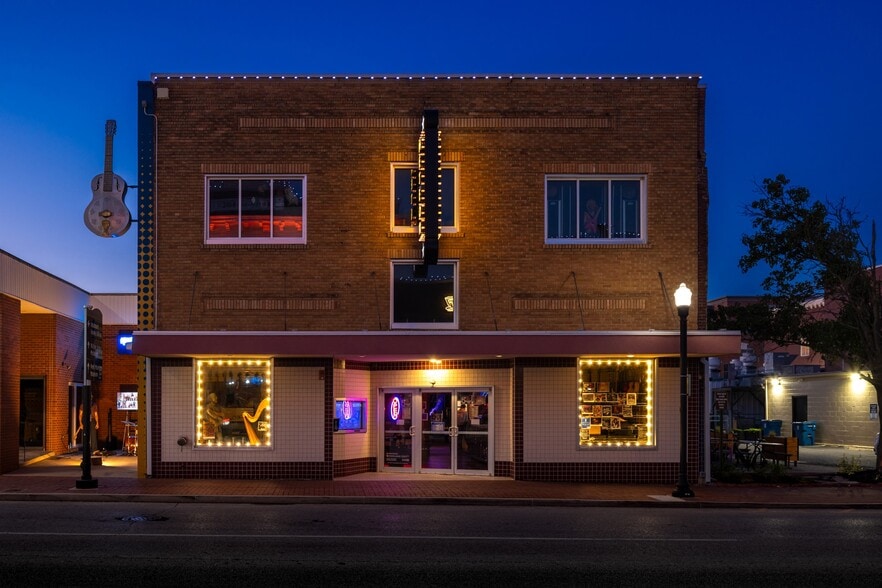 More Photos Of 128 W Central Ave, Bentonville Freestanding For Sale