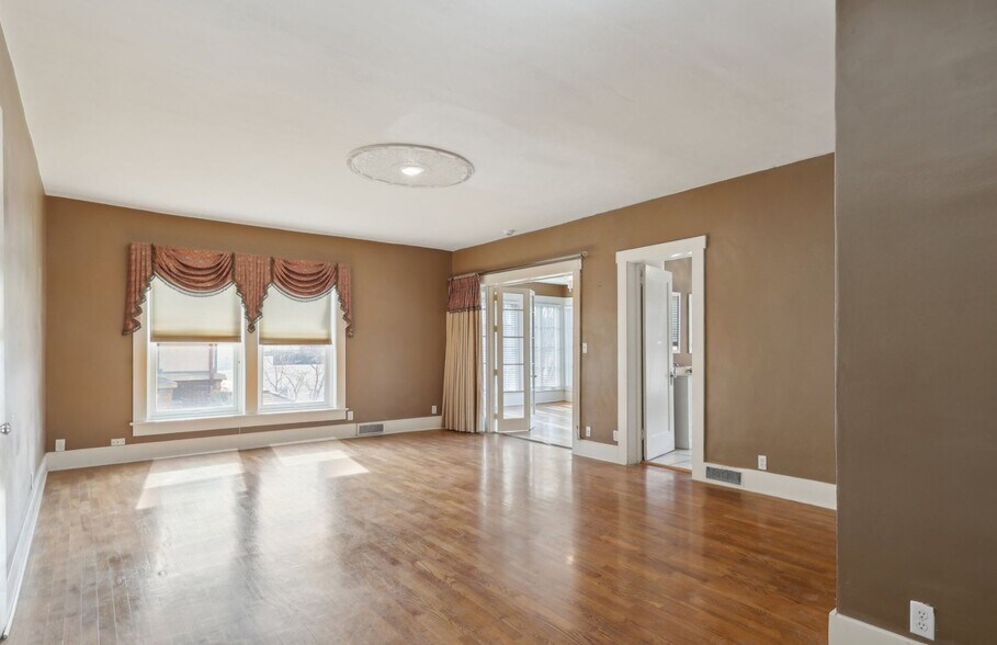 More Photos Of 118 S Walnut St, Troy Showroom For Sale