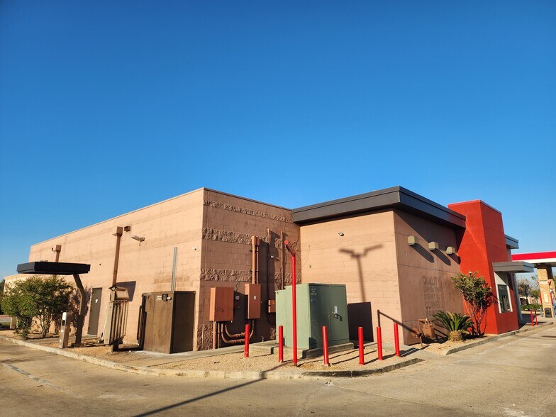 More Photos Of 1810 Pearland Pky, Pearland Service Station For Lease