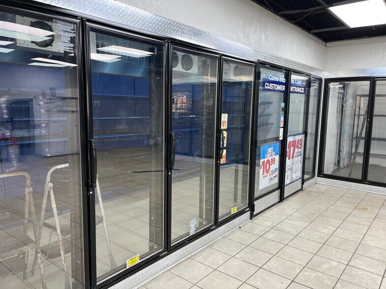 More Photos Of 2790 N Tamiami Trl, North Fort Myers Convenience Store For Sale
