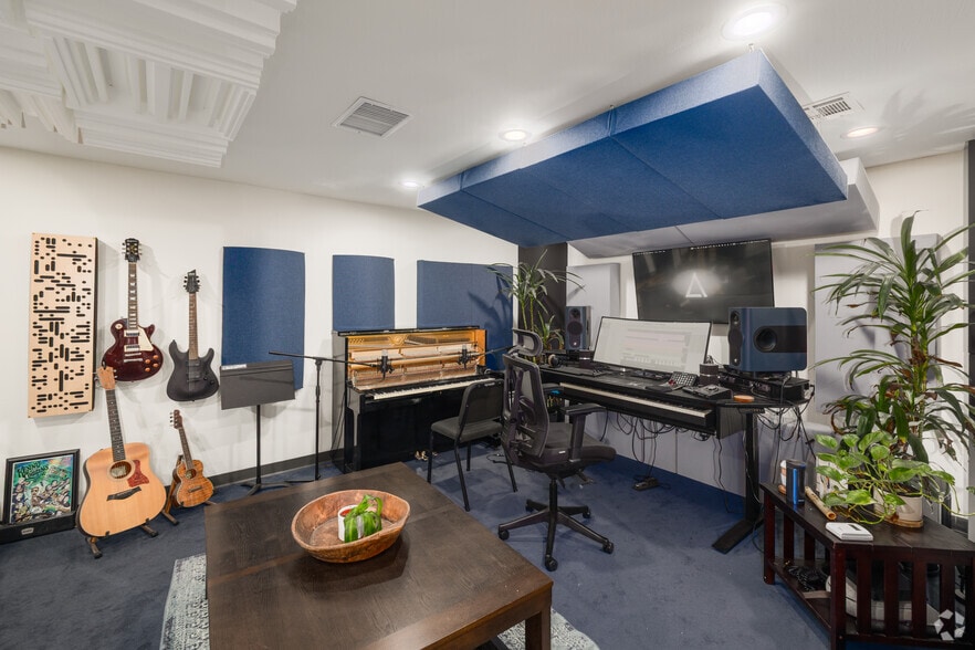 More Photos Of 8411-8421 Canoga Ave, Canoga Park Unknown For Lease