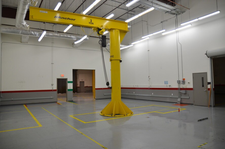 More Photos Of 18155 Chisholm Trl, Houston Warehouse For Lease