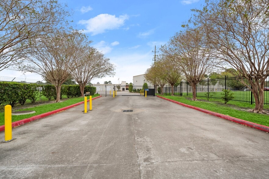 More Photos Of 8826 Louetta Rd, Spring Self Storage For Sale