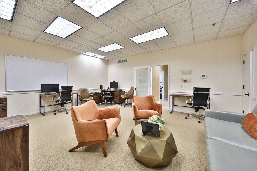More Photos Of 400-415 Executive Dr, Langhorne Medical For Lease