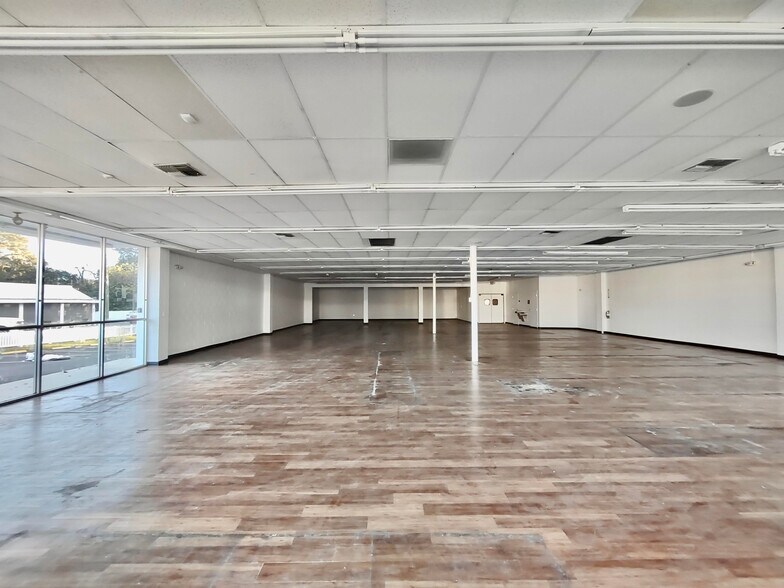 More Photos Of 1746 E Silver Springs Blvd, Ocala Freestanding For Lease