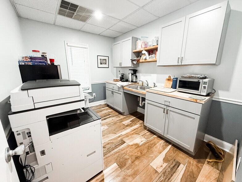 More Photos Of 146 S Lakeview Dr, Gibbsboro Office For Sale