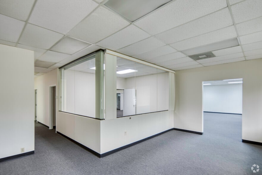 More Photos Of 9412-9424 International Ct N, Saint Petersburg Unknown For Lease