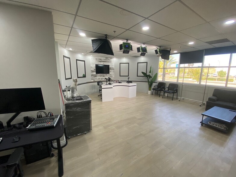 More Photos Of 18451 Collier St, Lake Elsinore Showroom For Lease