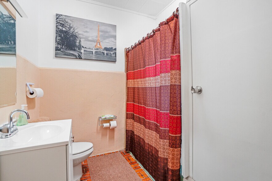 More Photos Of 10108 Socorro Dr, El Paso General Retail For Sale