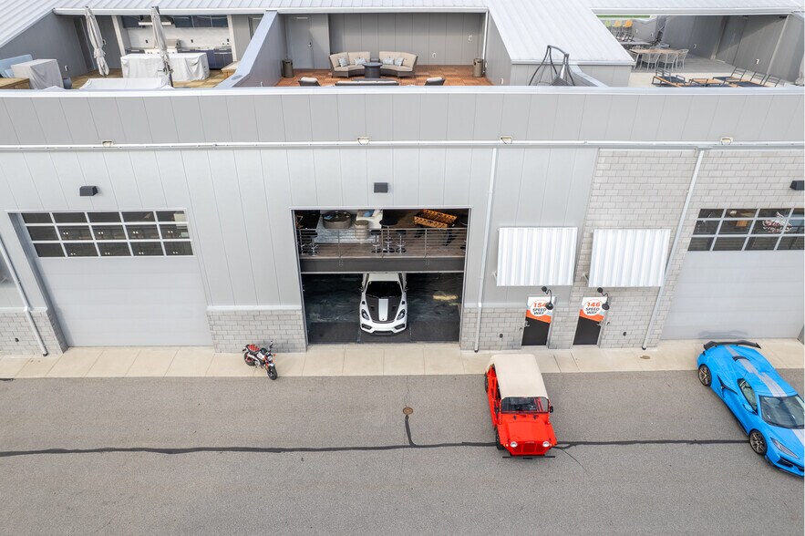 More Photos Of 154 W Speed Way, Pontiac Parking Garage For Sale