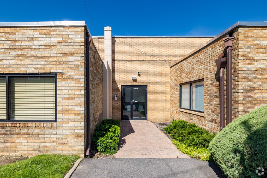 More Photos Of 200 Stonehinge Ln, Carle Place Medical For Lease