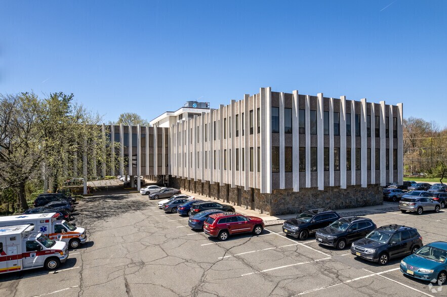More Photos Of 20 Commerce Dr, Cranford Unknown For Lease