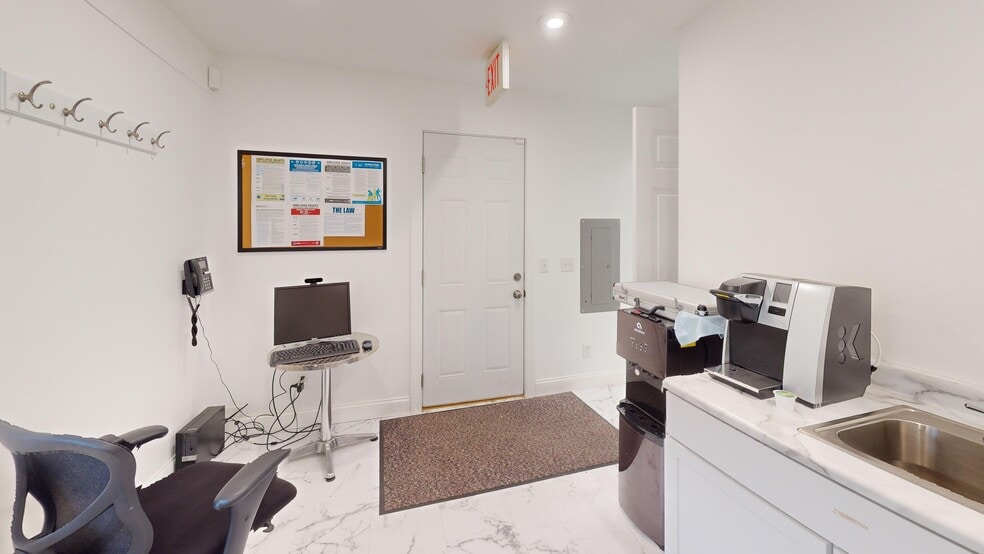 More Photos Of 718 N Bridge St, Yorkville Office For Lease