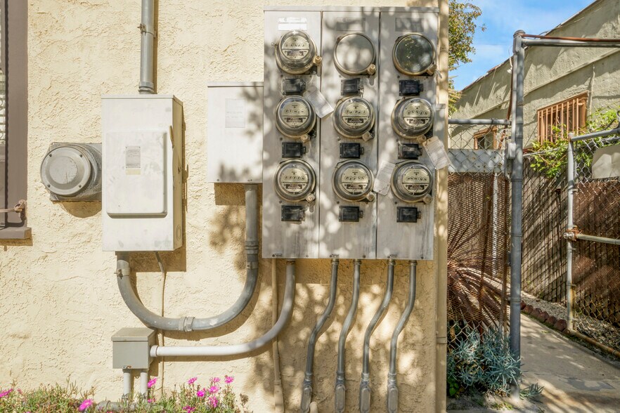 More Photos Of 716 W 30th St, Los Angeles Apartments For Sale