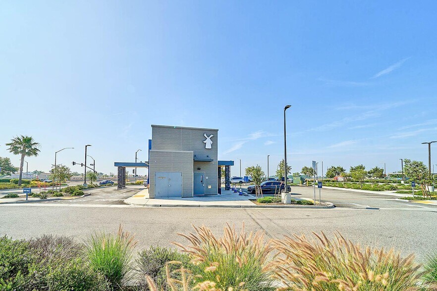 More Photos Of 1020 Renaissance Pky, Rialto Freestanding For Sale