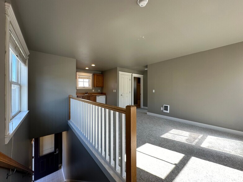 More Photos Of 1505 Ne Village St, Fairview Office For Sale