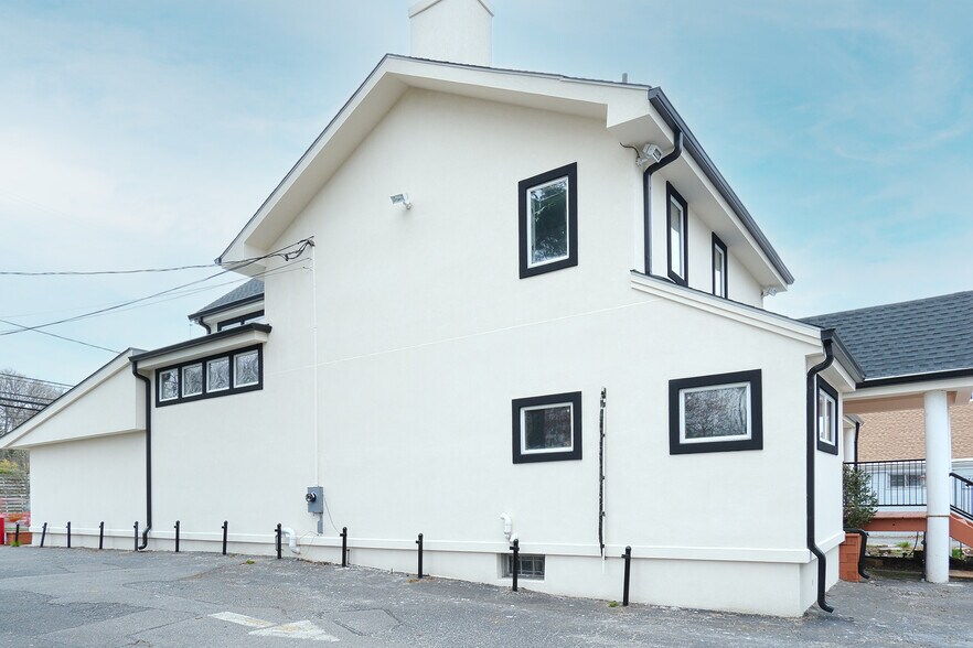 More Photos Of 125 E Jericho Tpke, Huntington Station Freestanding For Sale