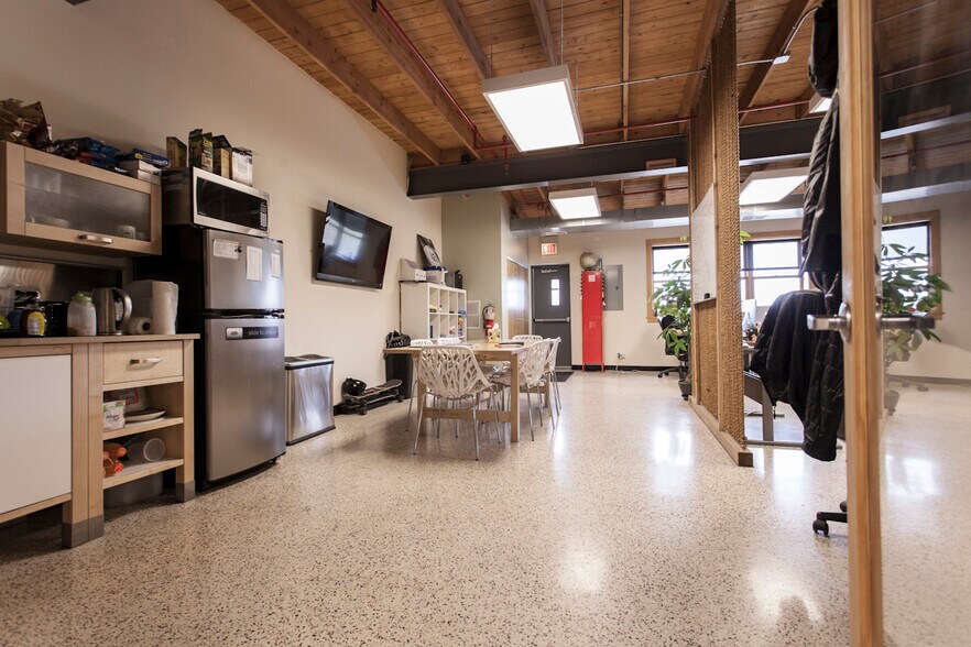 More Photos Of 1700 W Hubbard St, Chicago Light Distribution For Lease