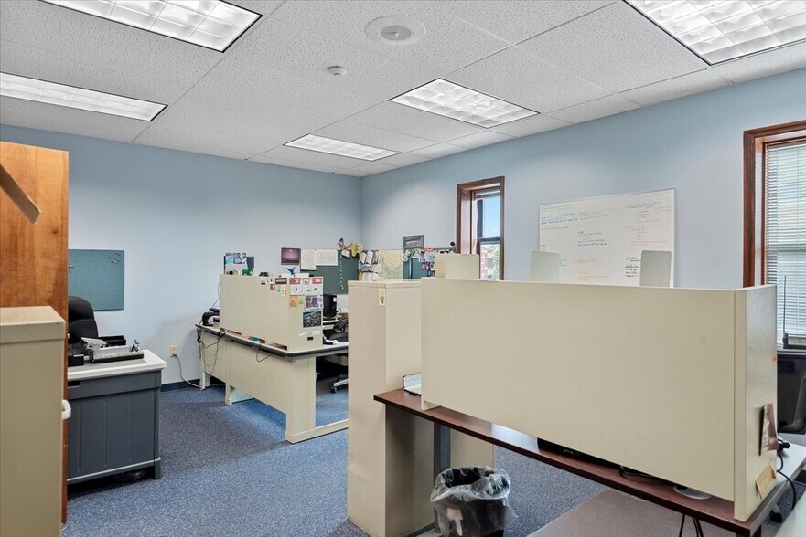 More Photos Of 615 S 2nd St, Springfield Office For Sale