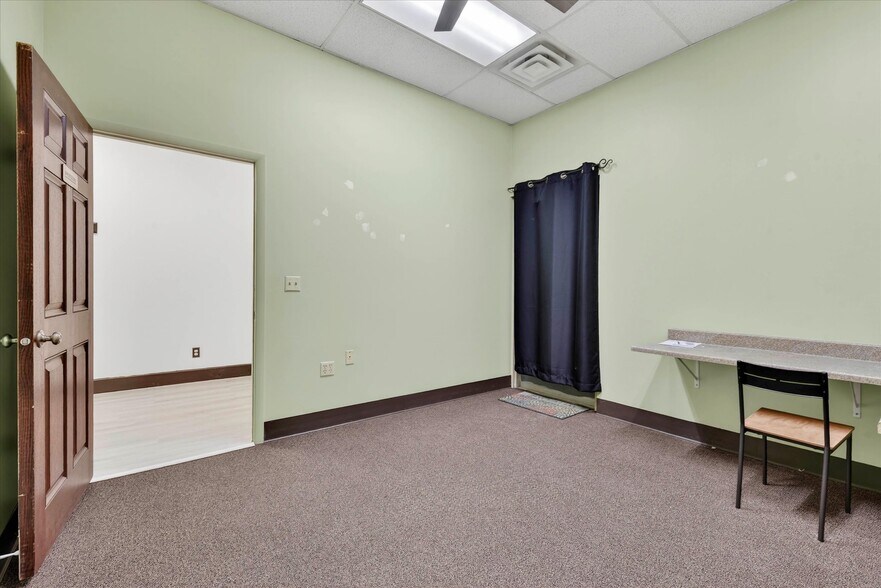 More Photos Of 1100 Croy Dr, Findlay Storefront Retail Office For Lease