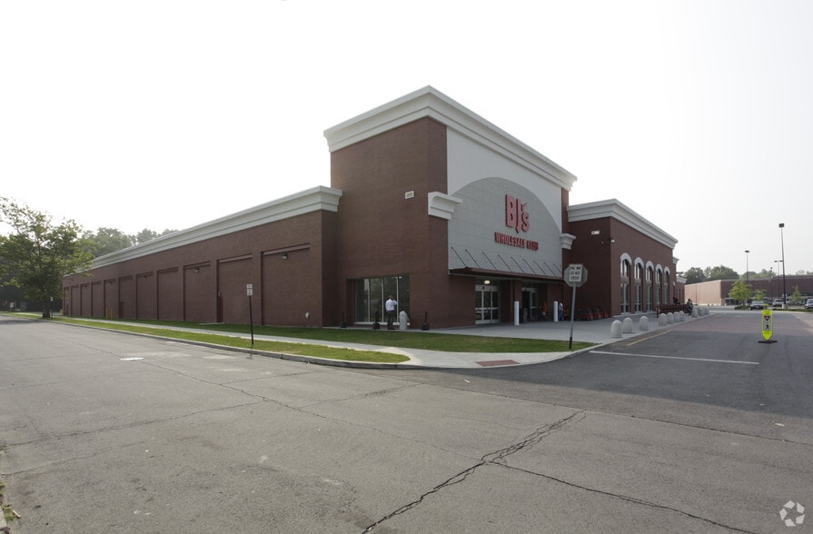 More Photos Of 825 Pelham Pky, Pelham Unknown For Lease