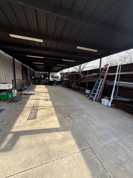 More Photos Of 504 N Breckenridge St, Ennis Warehouse For Sale