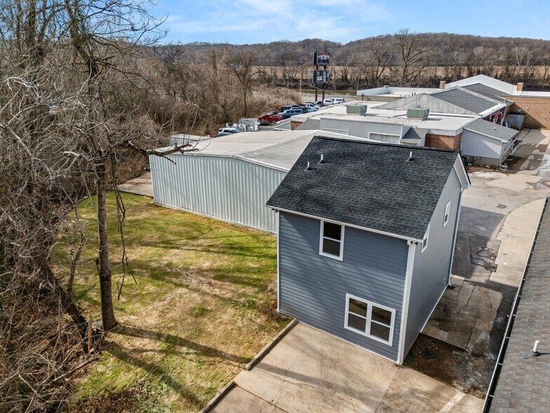 More Photos Of 22 S Barker St, Clarksville Warehouse For Sale