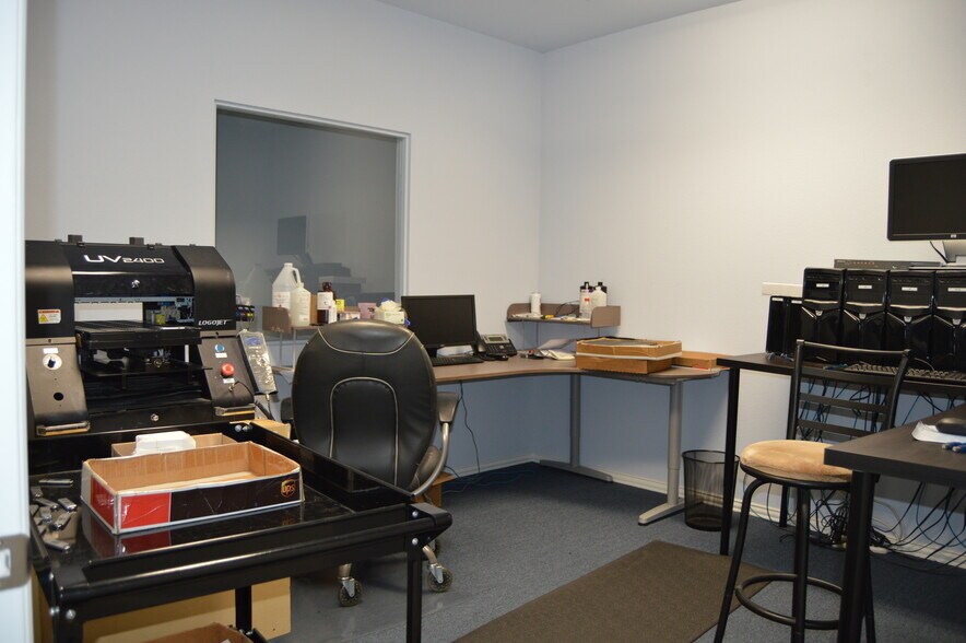 More Photos Of 124 Rose Ln, Frisco Warehouse For Lease