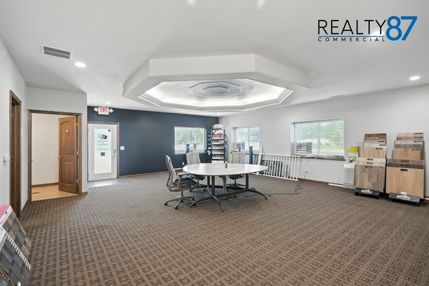 More Photos Of 2700 Stonegate Ct, Hiawatha Showroom For Sale