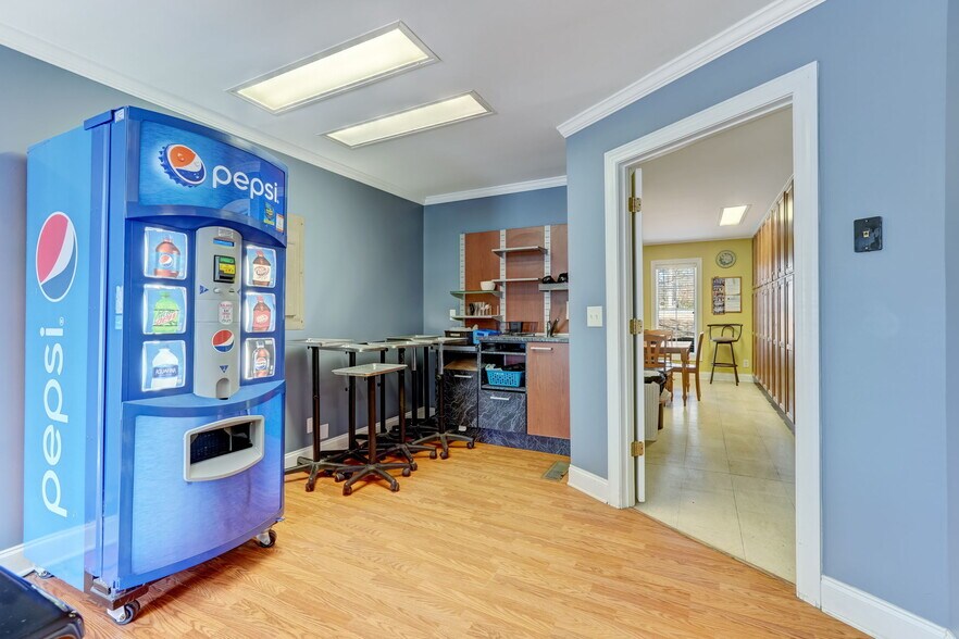 More Photos Of 1418 Freeway Dr, Reidsville Freestanding For Sale