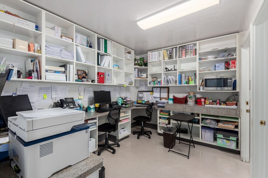 More Photos Of 20 W Dunlap Rd, Phoenix Veterinarian Kennel For Sale