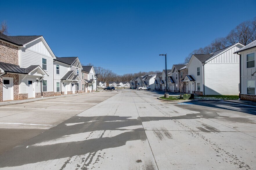More Photos Of 100 Henry Dr, Burns Apartments For Sale