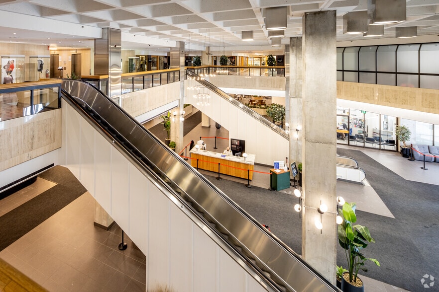 More Photos Of 555 Rue Chabanel O, Montréal Office For Sale