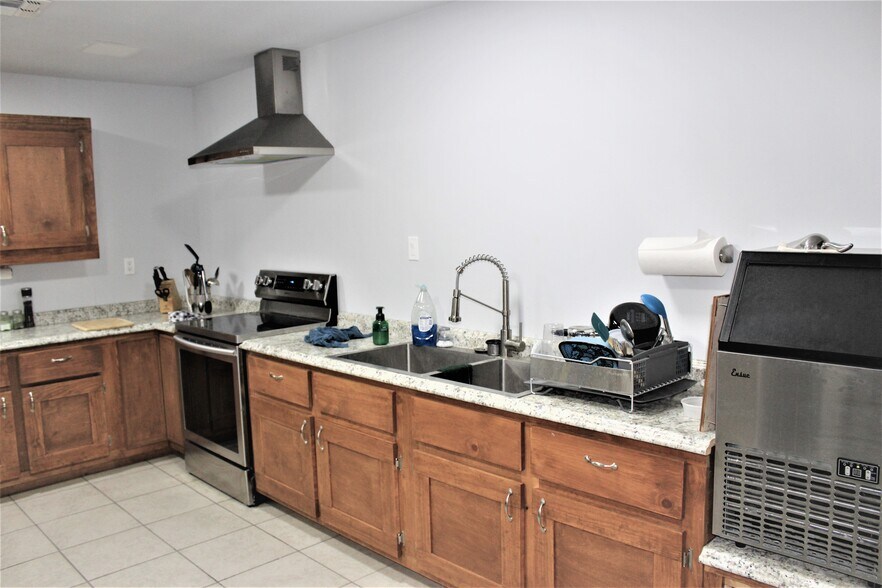 More Photos Of 201 Houston St, George West Warehouse For Lease