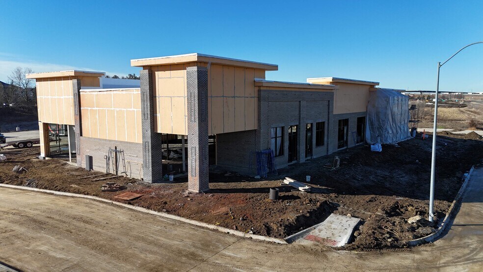 More Photos Of 10100 Plum Dr, Urbandale Restaurant For Lease