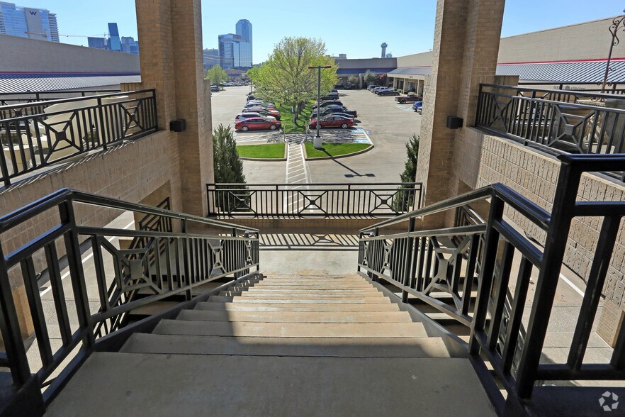 More Photos Of 1250 Slocum St, Dallas Showroom For Lease