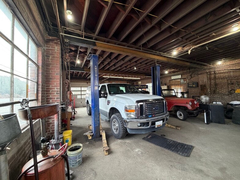 More Photos Of 10615 Crain hwy, Faulkner Auto Repair For Sale