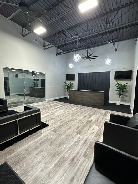 More Photos Of 3800 Camp Creek Pky, Atlanta Light Distribution For Lease