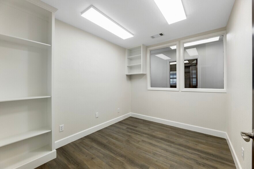 More Photos Of 715 Cedar Bayou Rd, Baytown Office Residential For Lease