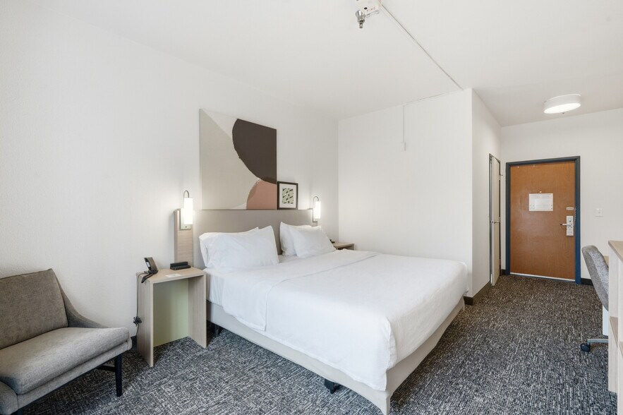 More Photos Of 2705 48th Ave, Moline Hotel For Sale