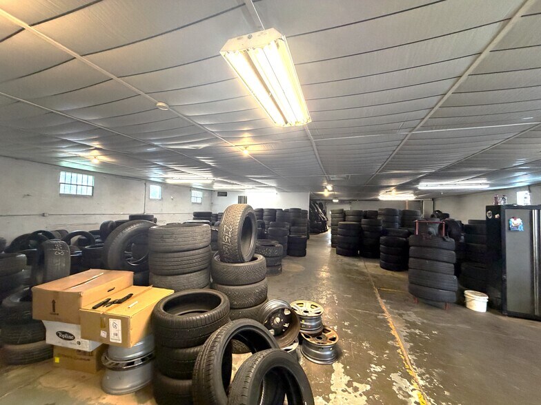 More Photos Of 217 S Main St, Manheim Light Distribution For Sale