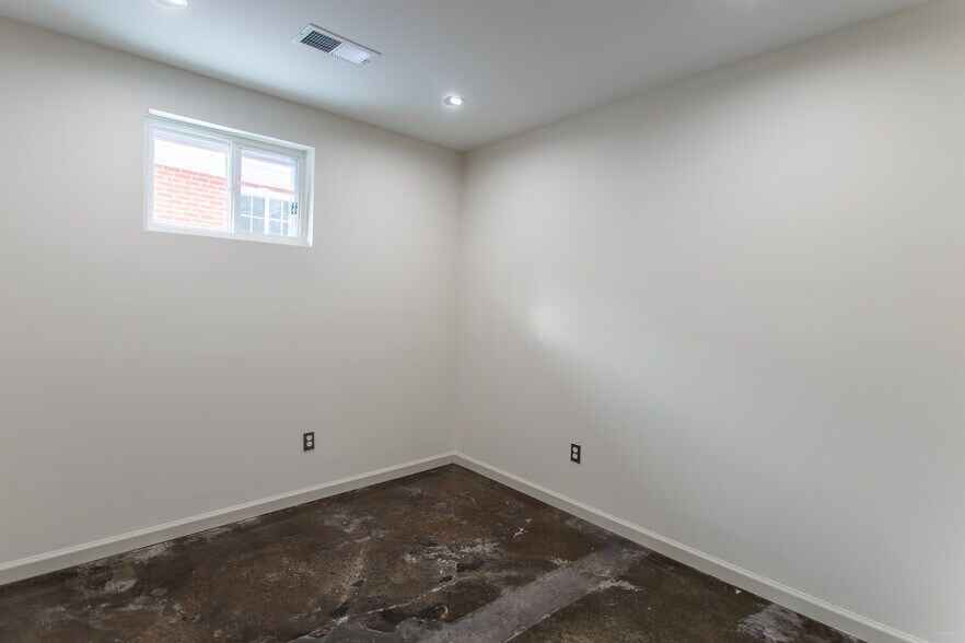 More Photos Of 804 Chevy Chase Pl, Lexington Office For Lease