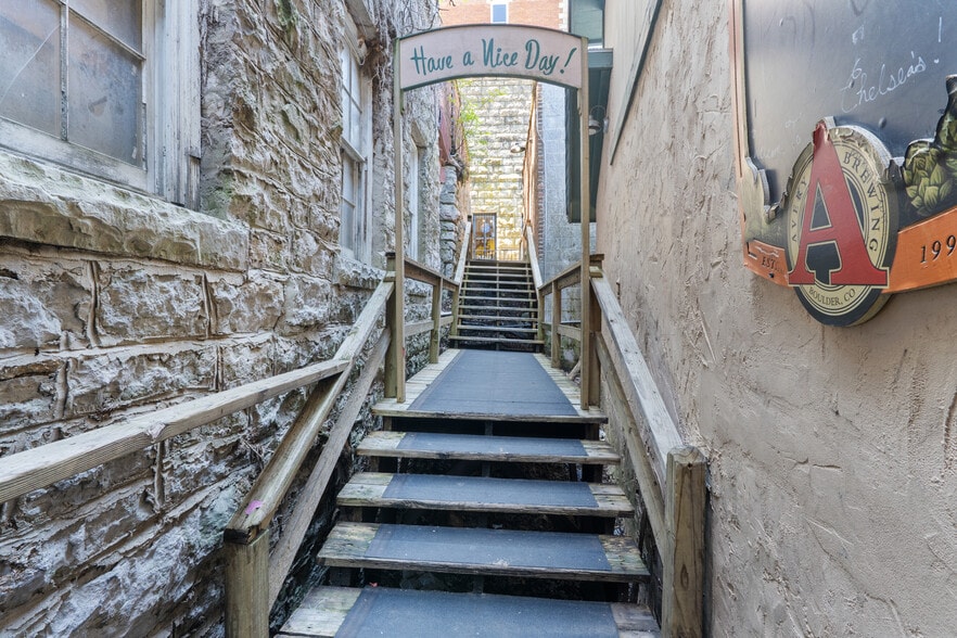 More Photos Of 10 Mountain St, Eureka Springs Restaurant For Sale